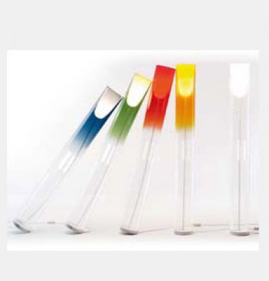 Toobe Stehleuchten von Kartell in verschiedenen Farben, modernes Design für Wohnzimmer und Büro.